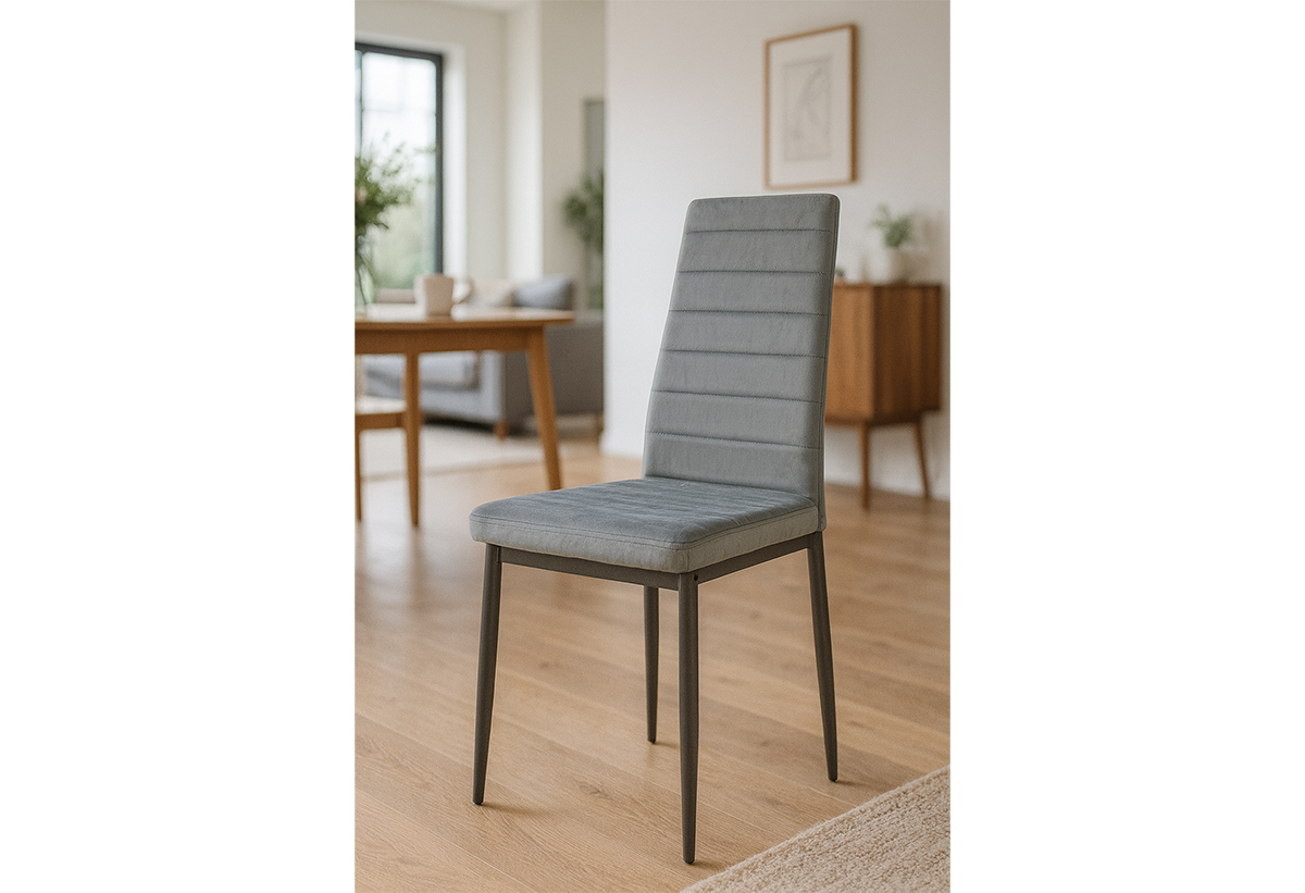 Απεικονίζεται η καρέκλα σε σαλόνι.